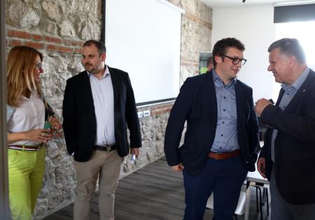 Okrogla miza Notranjsko primorske novice 33 Foto Ljubo Vukelič